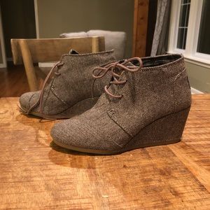 Toms desert wedge booties in brown houndstooth.